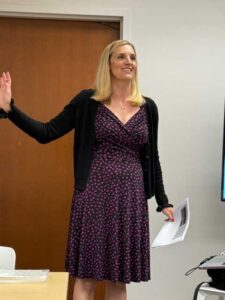 liz-rossilli-speaking-about-sales